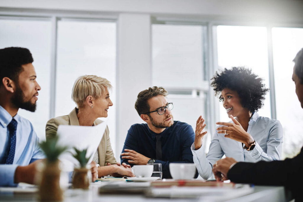 A gestão do conhecimento nas organizações avalia e administra as informações que a empresa dispõe a fim de contribuir com o desenvolvimento do negócio. Saiba mais!