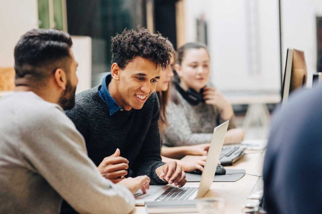 Colaboradores trabalhando em empresa com maturidade digital